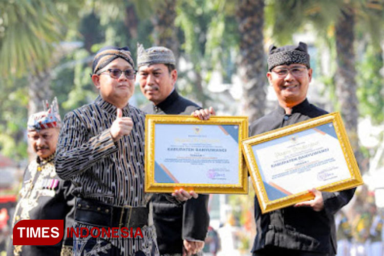 Asisten Pemerintahan dan Kesejahteraan Rakyat Banyuwangi M Yanuar Bramuda saat menerima dua penghargaan pada JDIH Jatim Award 2024. (Foto: Asisten Pemerintahan dan Kesejahteraan Rakyat Banyuwangi for TIMES Indonesia)