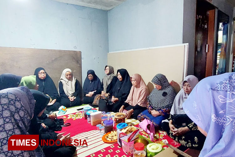 Pengurus Muslimat NU Anak Cabang Kecamatan Batu saat melayat ke rumah duka. (FOTO: Muhammad Dhani Rahman/TIMES Indonesia)