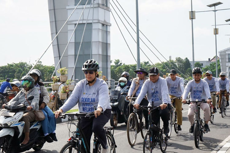 Pj Wali Kota Kediri saat bersepeda menuju sekolah inflasi (Foto: Diskominfo Kota Kediri for TIMES Indonesia)