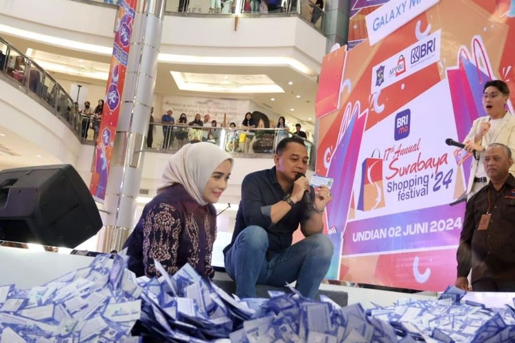 Wali Kota Surabaya Eri Cahyadi bersama Ketua Dekranasda Kota Surabaya Rini Indriyani saat menghadiri penutupan Surabaya Shopping Festival (SSF) 2024, di Atrium Galaxy Mal, Minggu (2/5/2024). (Foto: Dok. Pemkot Surabaya)