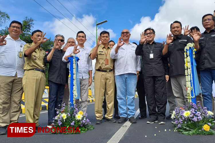 meresmikan-jembatan-Buk-Pitoeng-2.jpg