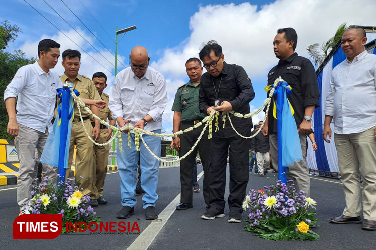 Kepala Dinas PU Bina Marga Jatim, Edy Tambeng Widjaja bersama GMO PT BSI, Roelli Fransza, beserta jajaran saat meresmikan jembatan Buk Pitoeng, Desa Bangorejo, Kecamatan Bangorejo, Banyuwangi. (FOTO: Syamsul Arifin/TIMES Indoenesia)