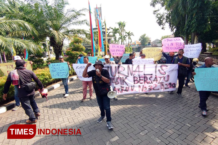 Sejumlah wartawan saat menyampaikan aspirasi (Foto: Akmal/TIMES Indonesia).