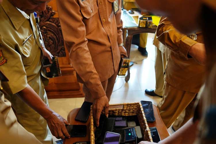 Keranjang khusus yang digunakan untuk mengumpulkan gawai para ASN di lingkungan Pemkot Mojokerto, Rabu (4/6/2024) (Dok. TIMES Indonesia)