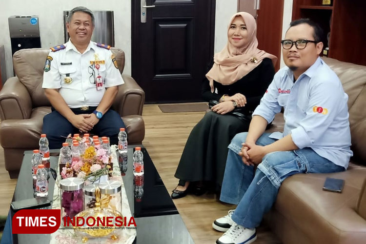 Anggota DPD RI Terpilih 2024-2029 Dr.Lia Istifhama (tengah) bersama TIMES Indonesia saat aundiensi bersama Kepala Dinas Perhubungan Pemerintah Jawa Timur, Dr. Nyono. (Foto: Rudi Mulya/TIMES Indonesia)