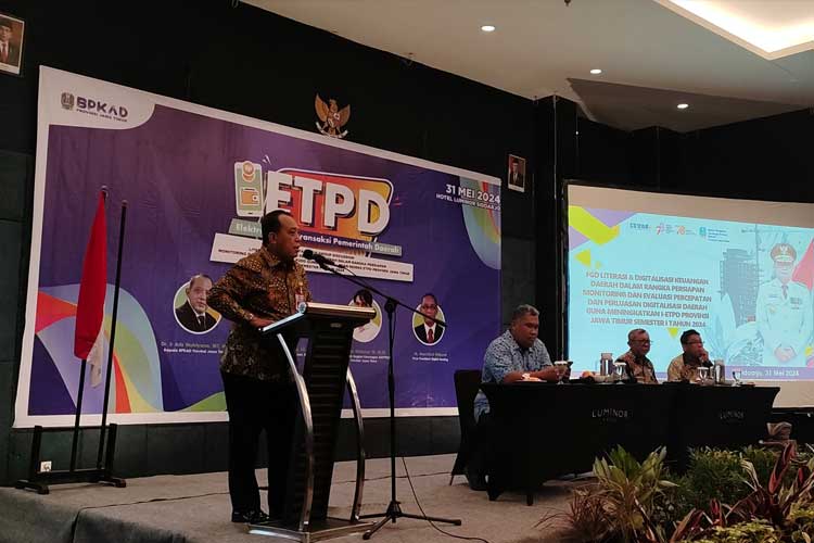 Kepala BPKAD Jatim Aris Mukiyono saat memberikan arahan dalam forum Champion ETPD 2024 di Surabaya. (FOTO: Dok. BPKAD Jatim)