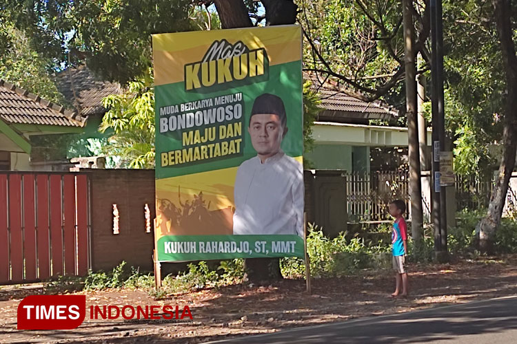 Banner promosi salah seorang politisi Golkar Kukuh Rahardjo menjelang Pilkada 2024 (FOTO: Moh Bahri/TIMES Indonesia)