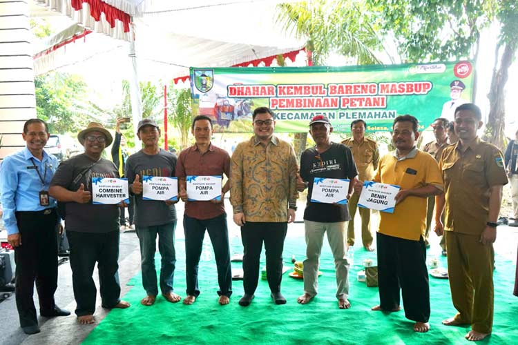 Bupati Kediri Hanindhito Himawan Pramana bersama petani Kediri berfoto bersama dengan membawa bantuan yang diberikan bupati (Foto: Diskominfo Kabupaten Kediri for TIMES Indonesia) 