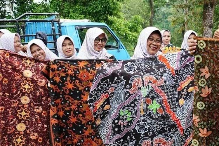 Lewat Belajar Batik, Mak Rini Berdayakan Perempuan Lewat Karya 