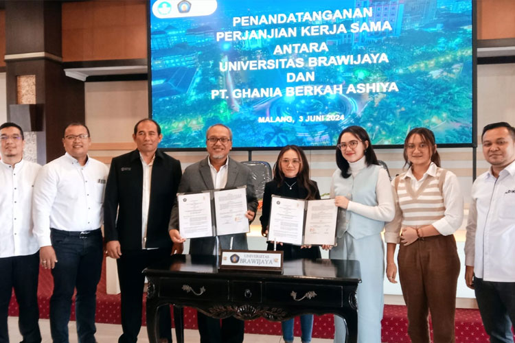 Happy Asmara saat menandatangi kerjasama dengan UB. (FOTO: Humas UB for TIMES Indonesia)