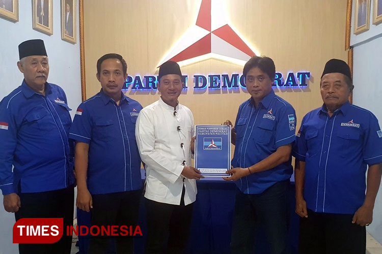 Indrata Nur Bayuaji diapit sejumlah petinggi DPC Partai Demokrat Pacitan menanti rekomendasi Bacabup Pilkada 2024 dari DPP. (FOTO: Yusuf Arifai/TIMES Indonesia)