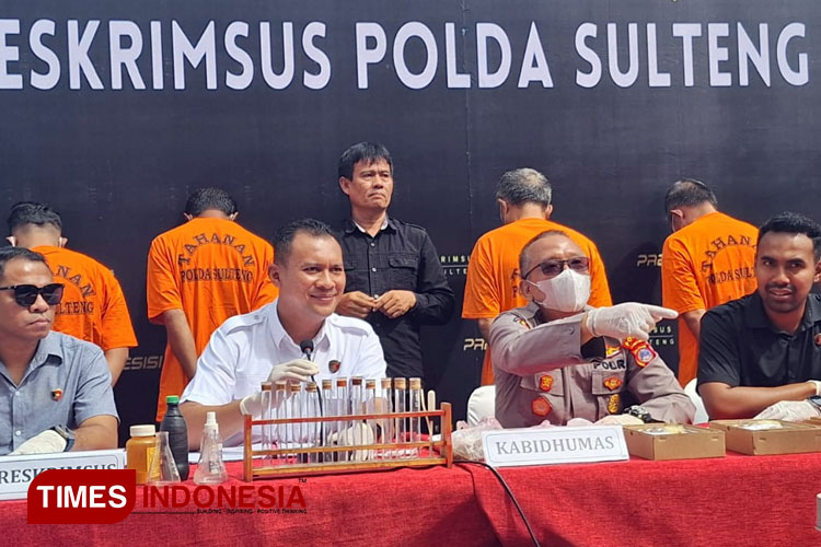 Kabid Humas Polda Sulteng, Kombes Pol. Djoko Wienartono bersama Dirkrimsus Polda Sulteng Kombes Pol. Bagus Setiawan saat menggelar siaran pers di Mapolda Sulteng, Selasa, (4/6/2024). (Foto: Syarifah Latowa/TIMES Indonesia)