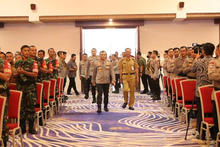 Kapolda Jawa Tengah Irjen Pol Ahmad Luthfi bersama Pj Bupati Banjarnegara Muhammad Masrofi saat Apel Tiga Pilar dalam rangka Cipta Kondisi Kamtibmas di Ballroom Fox Haris Hotel Banjarnegara. (Foto: Kominfo Banjarnegara For Times Indonesia)
