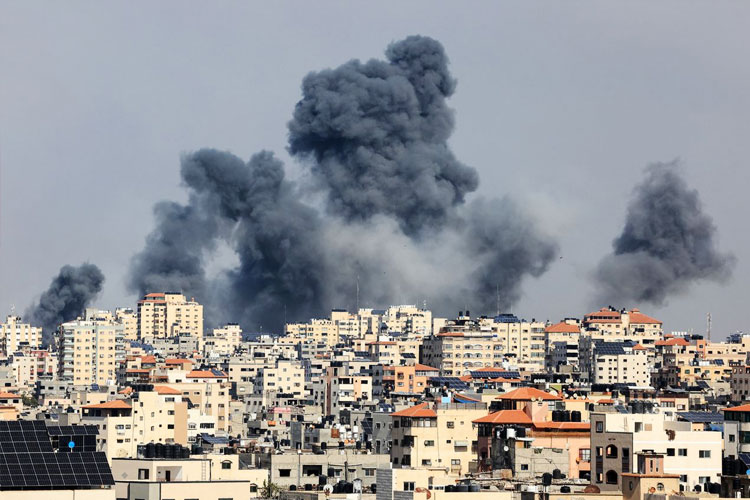 Kepulan asap di Kota Gaza pada 7 Oktober 2023 selama serangan udara Israel. (FOTO: AFP/MAHMUD HAMS)