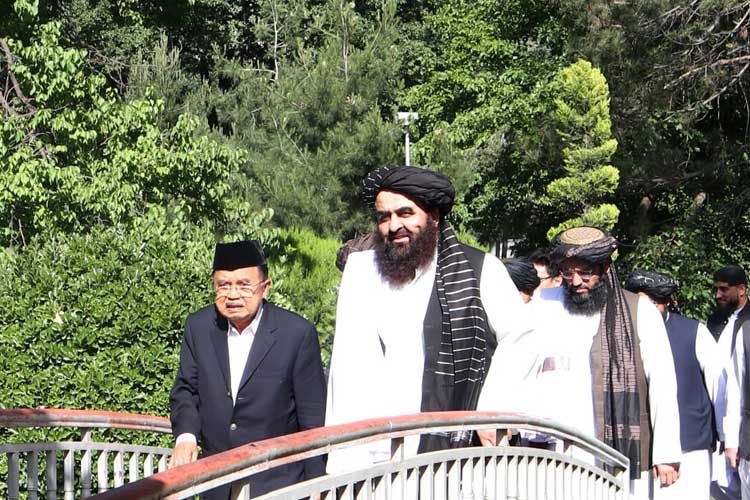 Jusuf Kalla (JK) dengan Wakil Perdana Menteri 2 Mullah Abdul Salam Hanafi dan Menteri Luar Negeri Afghanistan Mawlawi Amir Khan Muttaqi. (FOTO: Istimewa)