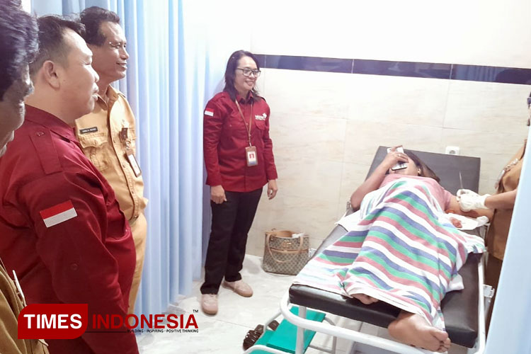 Usai pembukaan Jambore Sekda Sumba Timur Umbu Ngadu Ndamu bersama Tim BKKBN NTT mengunjungi Kilinik Bersalin RSIA Mitra Amanda Waingapu.(FOTO: Habibudin/TIMES Indonesia)