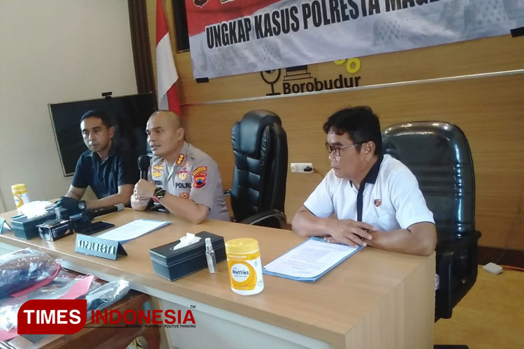Kapolresta Magelang, Kombes Pol. Mustofa didampingi Kasatreskrim, Rifeld Constantien Baba, saat Konferensi Pers Selasa Siang. (FOTO: Sulistyo/TIMES Indonesia)