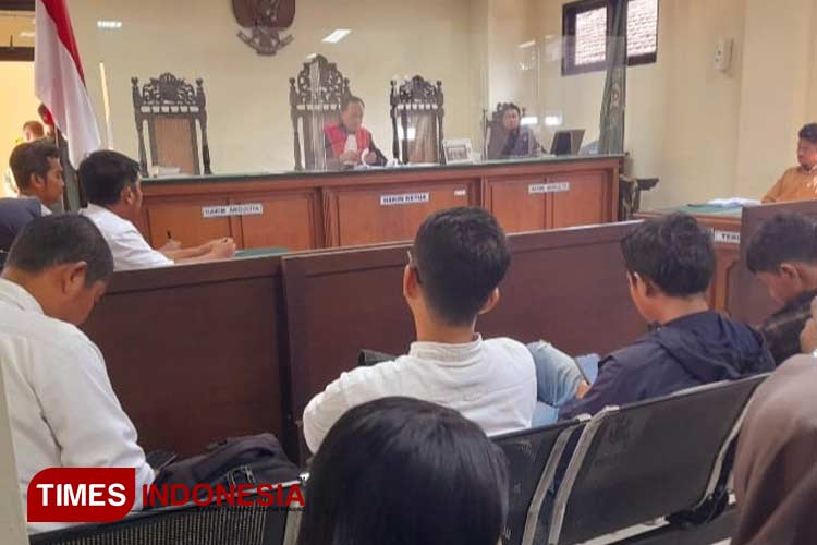 Sidang Konsinyasi yang digelar PN Purworejo.(Foto: Hery Priyantono/ TIMES Indonesia) B. Kuasa Hukum tiga warga Desa Wadas, Dhanil Al Ghifary SH. (Foto: Hery Priyantono/ TIMES Indonesia)