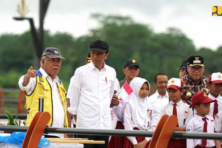 Presiden RI Jokowi meresmikan Bendungan Sepaku Semoi di Kabupaten Penajam Paser Utara, Kalimantan Timur, Selasa (4/6/2024). (FOTO: Biro Komunikasi Publik Kementerian PUPR RI)