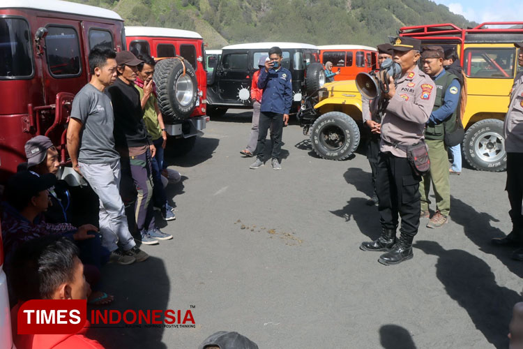Bersama TNBTS, Polres Probolinggo melakukan sosialisasi kepada para wisatawan, driver Jeep hardtop, dan ojek kuda. (Foto: Humas for TIMES Indonesia)