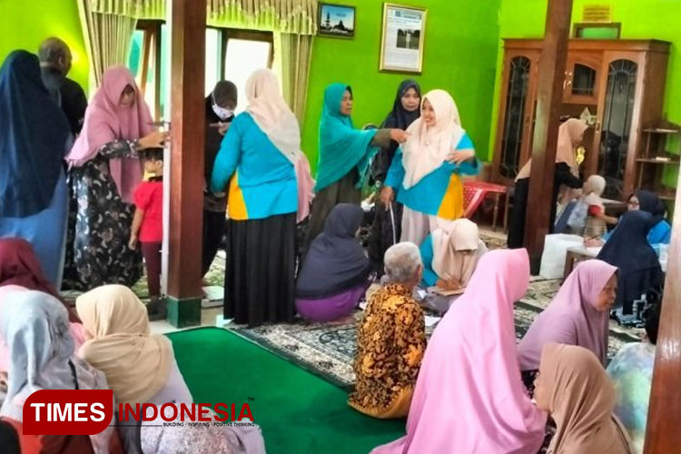 Mahasiswa, dosen dan kader posyandu memberikan layanan tumbuh kembang anak. (Foto: humas UNIPMA for TIMES Indonesia)