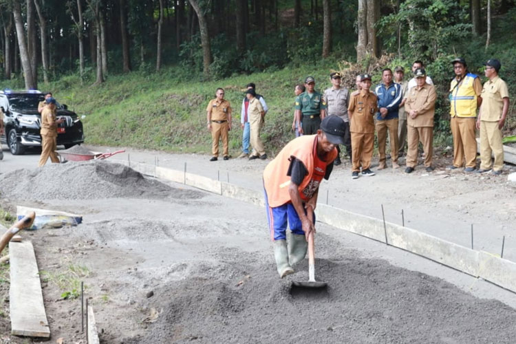 Bupati Malang HM Sanusi saat meninjau pekerjaan perbaikan jalan dengan rabat yang dikerjakan di wilayah Mendalan-Pondok Agung, Kecamatan Kasembon, Kabupaten Malang, Selasa (4/6/2024). (FOTO: Humas Prokopim for TIMES Indonesia) 