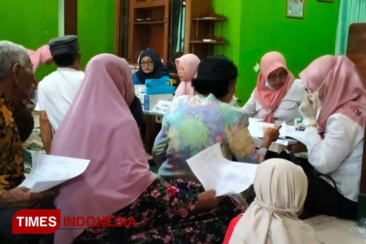 pengecekan-kesehatan-lansia.jpg