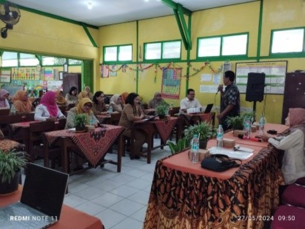Penyampaian materi workshop pendampingan PTK bagi guru SD Kecamatan Ngawi. (Foto: humas UNIPMA for TIMES Indonesia)
