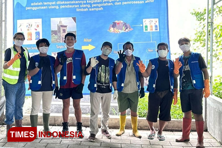 Pelatihan pengelolaan sampah berkelanjutan yang digelar AQUA Banyuwangi, bersama Yayasan Pembangunan Citra Insan Indonesia (YPCII) di Desa Benelan Kidul, Kecamatan Singojuruh. (FOTO: Syamsul Arifin/TIMES Indonesia)