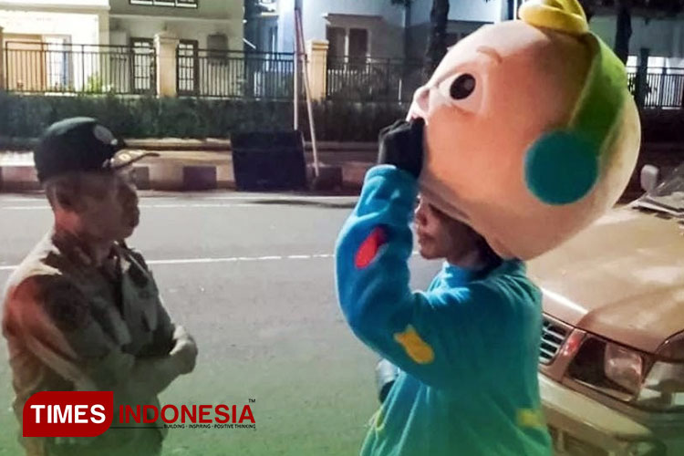 Badut yang mangkal sekitar kota kerap terjaring razia Satpol PP, seolah tidak ada kapoknya. (FOTO: Yusuf Arifai/TIMES Indonesia) 