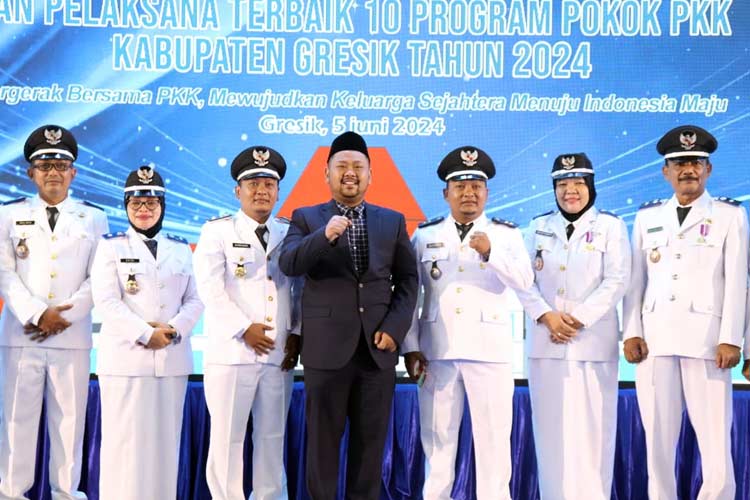 Bupati Gresik Fandi Akhmad Yani berfoto dengan kepala desa usai penyerahan SK perpanjangan masa jabatan. (Foto: Diskominfo Gresik for TIMES Indonesia)