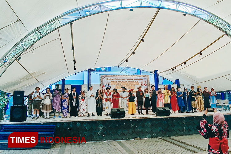 Mengenal Dunia Lewat EMCE 2024: Pameran Budaya Mahasiswa Polinema