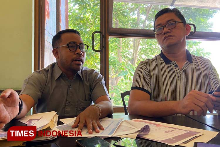 Ferdian Adi Mulyo didampingi kuasa hukumnya Dalu E Prasetiyo saat ditemui awak media. (Foto: Rizky Kurniawan Pratama/TIMES Indonesia)