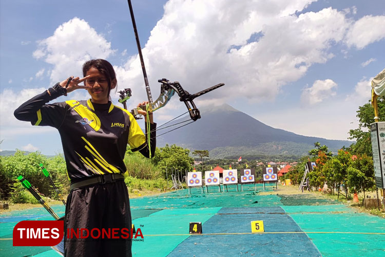 Geisha Afra Amanda Putri Laksono atlet panahan asal Bondowoso yang bermimpi berlaga di kejuaraan nasional (FOTO: Moh Bahri/TIMES Indonesia).
