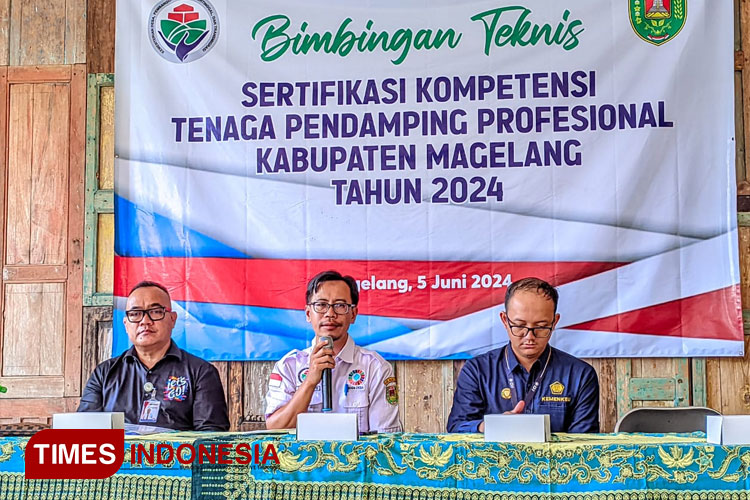 Hendro Riyanto (tengah) Catur perwakilan dari Bank Bapas (kiri) dan kanan perwakilan KPP Pratama. (FOTO: C. Arif Setiawan/ TIMES Indonesia)
