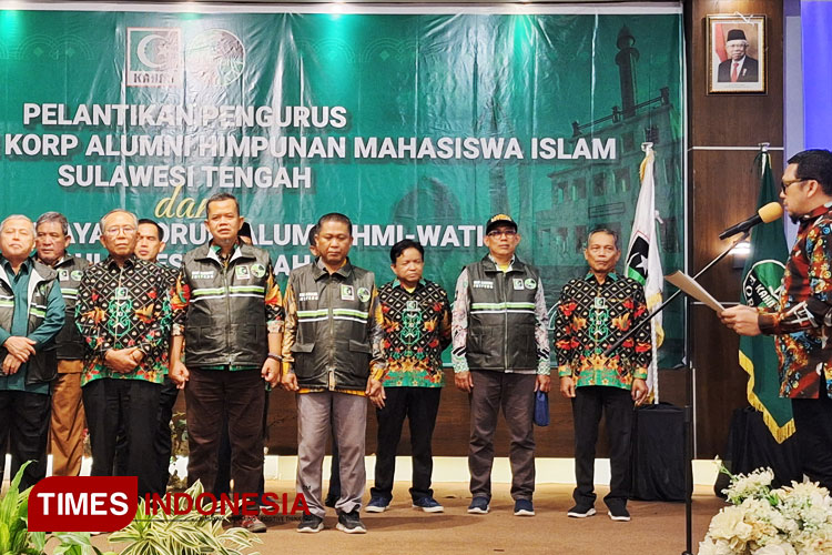 Koordinator Presidium Majelis Nasional Korps Alumni Himpunan Mahasiswa Islam (MN KAHMI), Ahmad Doli Lantik Pengurus Alumnni KAHMI Sulteng. (FOTO: Syarifah Latowa/TIMES Indonesia)