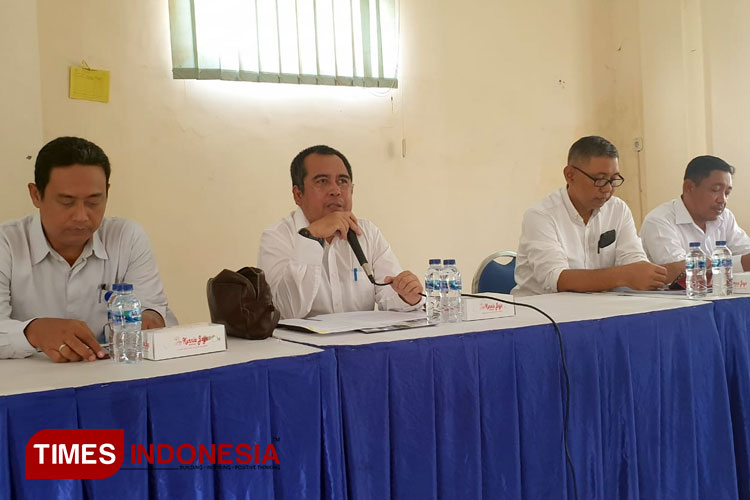 Manajemen Perumda Giri Tirta Kabupaten Gresik saat memberikan keterangan pers (Foto: Akmal/TIMES Indonesia).