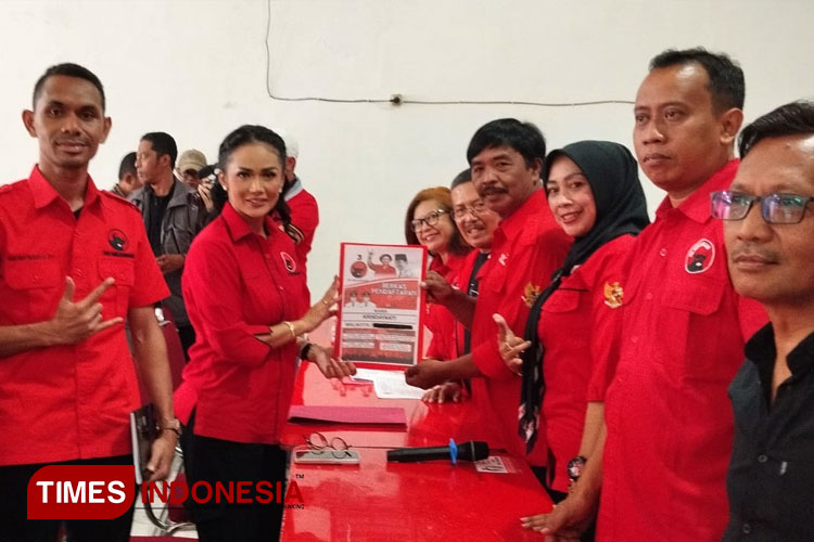 KD saat datang ke kantor PDIP Kota Batu sebagai bentuk komitmen pencalonannya sebagai wali kota Batu. (FOTO: Muhammad Dhani Rahman/TIMES Indonesia)
