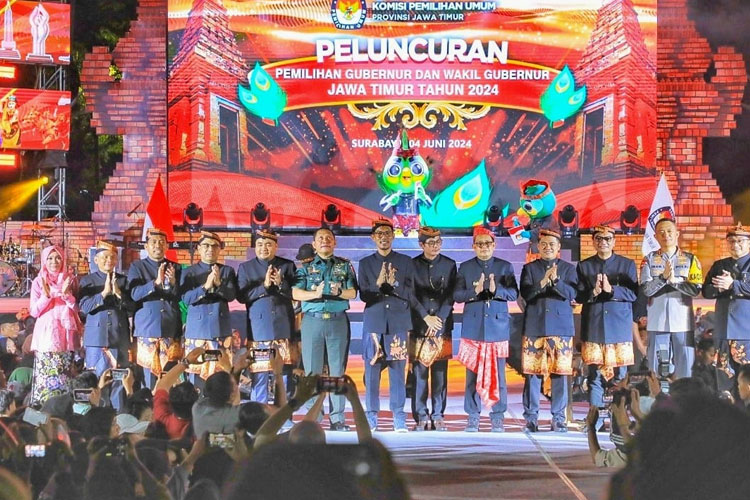 Pj Gubernur Adhy bersama jajaran Komisioner KPU RI dan KPU Jatim saat acara peluncuran Pilgub Jatim Tahun 2024 di halaman Grand City Convention and Exhibition Surabaya, Selasa (4/6/2024) malam. (FOTO: Dok.Humas Pemprov Jatim)