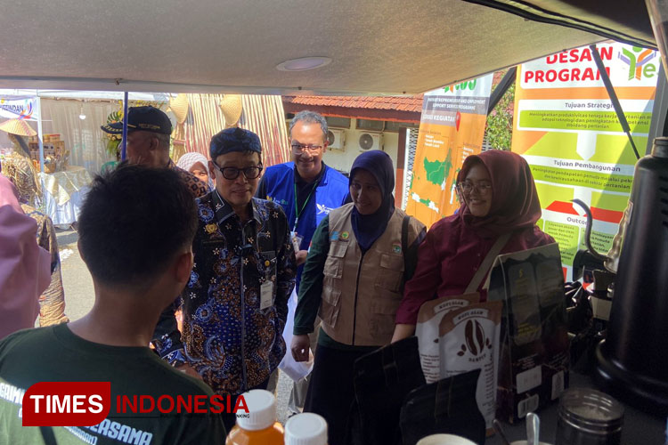 Kepala BPPSDMP Kementan Dedi Nursyamsi mengunjungi stan Polbangtan Malang pada gelar produk pertanian di BBPP Ketindan, Rabu (5/6/2024). (Foto: Polbangtan Malang for TIMES Indonesia)