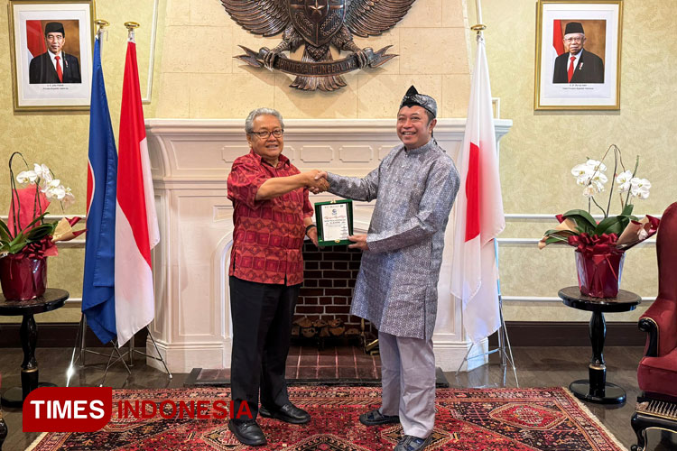 Rektor Unuja Probolinggo bersama Dubes RI untuk Jepang bertukar cinderamata usai pertemuan keduanya di Kantor KBRI Tokyo.(Foto: Dafa Asyaddad for TIMES Indonesia)