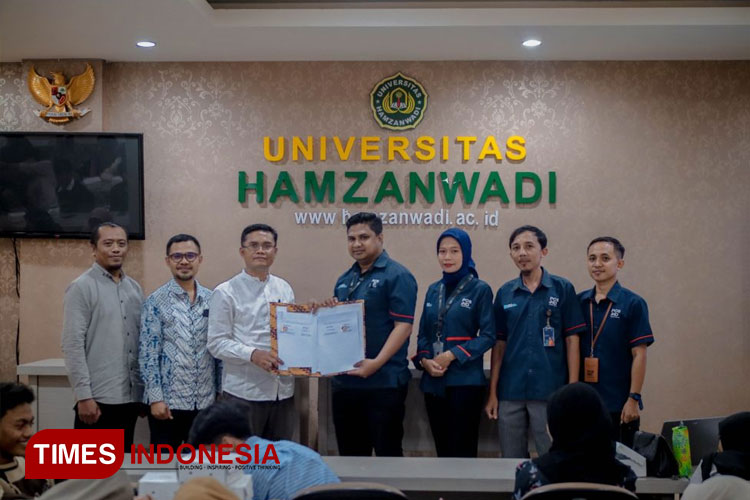 Suasana penandatangan dokumen kerja sama antara Universitas Hamzanwadi dengan PT Pos Indonesia. (Foto: Humas Universitas Hamzanwadi)