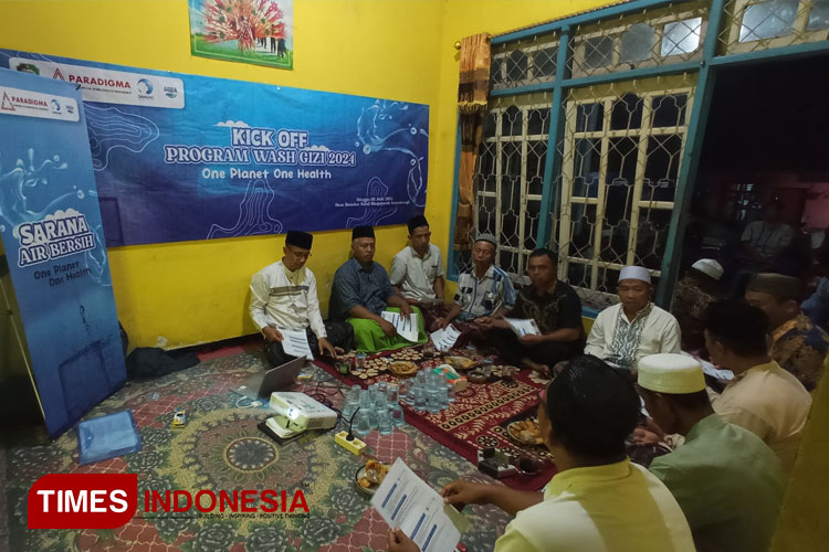 AQUA Banyuwangi, Kick Off program WASH Gizi 2024, dengan memfasilitasi Sarana Air Bersih kepada ratusan warga Dusun Suko, Desa Benelan Kidul, Kecamatan Singojuruh. (Foto : Syamsul Arifin/TIMES Indonesia)