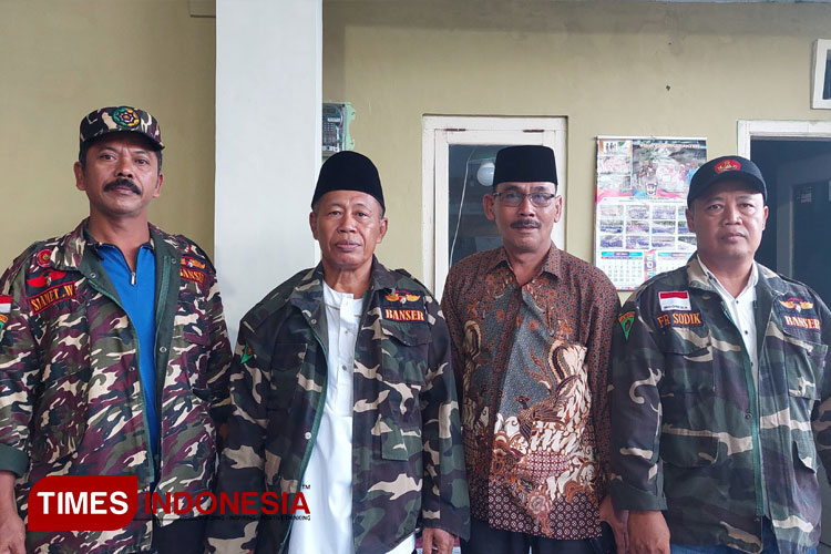 Ketua Foskanu, H Abdillah Rafsanjani, bersama para aktivis NU senior Banyuwangi. (FOTO: Syamsul Arifin/TIMES Indonesia)