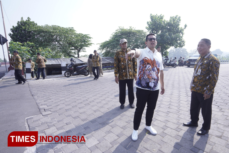Pj. Wali Kota Mojokerto, Ali Kuncoro pada saat meninjau jalan Balongcangkring - Rejoto, Kota Mojokerto, Kamis (6/6/2024) (Dok. TIMES Indonesia)