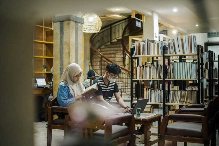 Arisza-Library-2.jpg