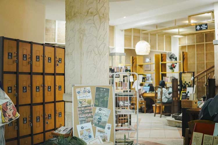 Arisza-Library-3.jpg