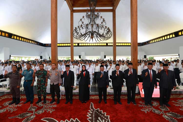 Bupati Banyuwangi bersama Wakil Bupati Banyuwangi Sugirah, perwakilan forkopimda, Sekretaris Daerah Kabupaten Banyuwangi Mujiono dan jajaran kepala OPD dalam acara pengukuhan masa jabatan kepala desa se-Kabupaten Banyuwangi.