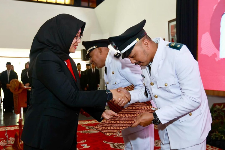 Bupati Banyuwangi Ipuk Fiestiandani menyerahkan SK perpanjangan masa jabatan kepala desa se-Banyuwangi. (Foto: Humas Pemkab Banyuwangi for TIMES Indonesia) 
