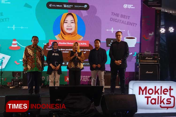 Kepala Cabang Dinas Pendidikan (Cabdindik) Kota Malang dan Batu, Dr Hj Hastini Ratna Dewi, MPd, dan Kepala SMK Telkom Malang Rahmat Dwi Djatmiko, S Kom, saat foto bersama pembukaan Demo Day MYD dan MIC Tahun 2024, Kamis (6/6/2024), di Lapangan Bask